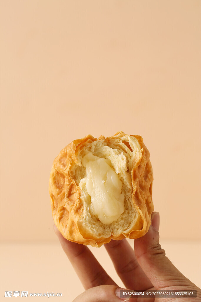 手拿爆浆泡芙特写