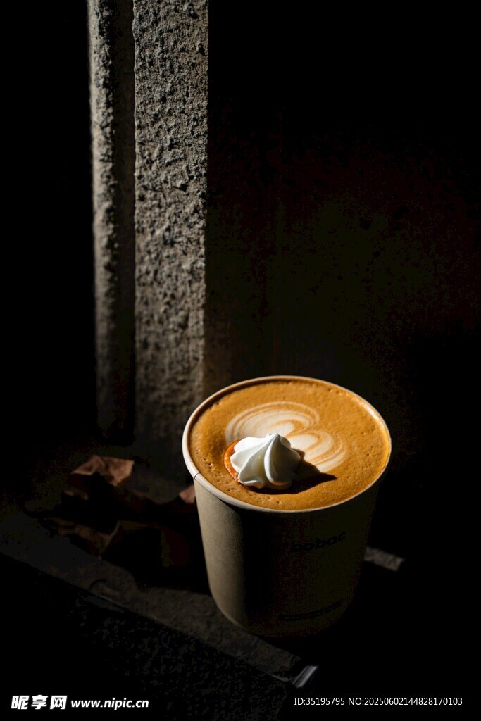 暗光下的精致咖啡杯