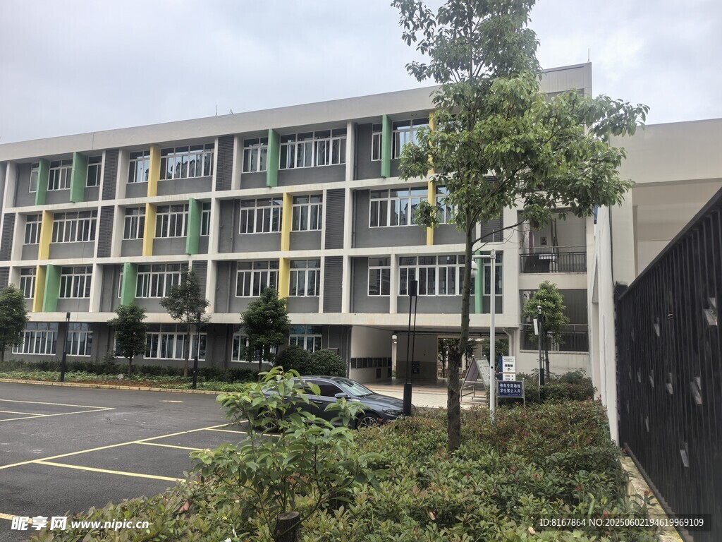 现代风格多层建筑外观