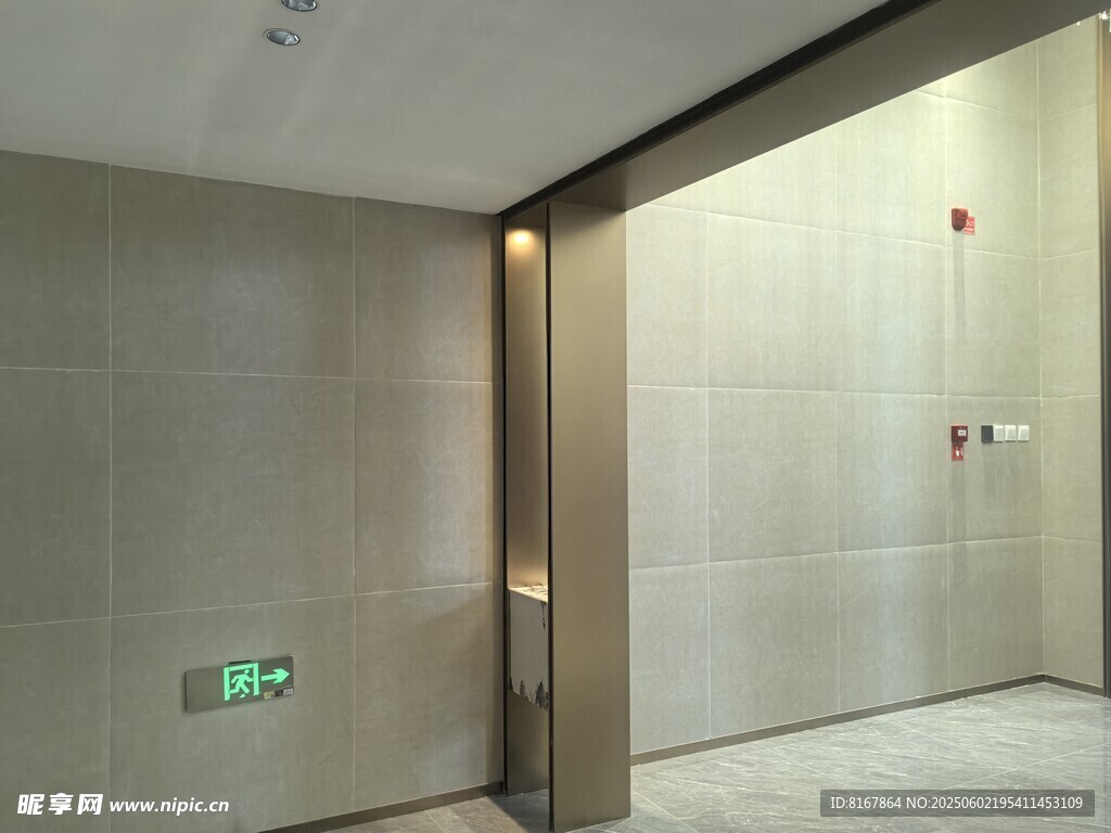 现代简约风电梯间一角