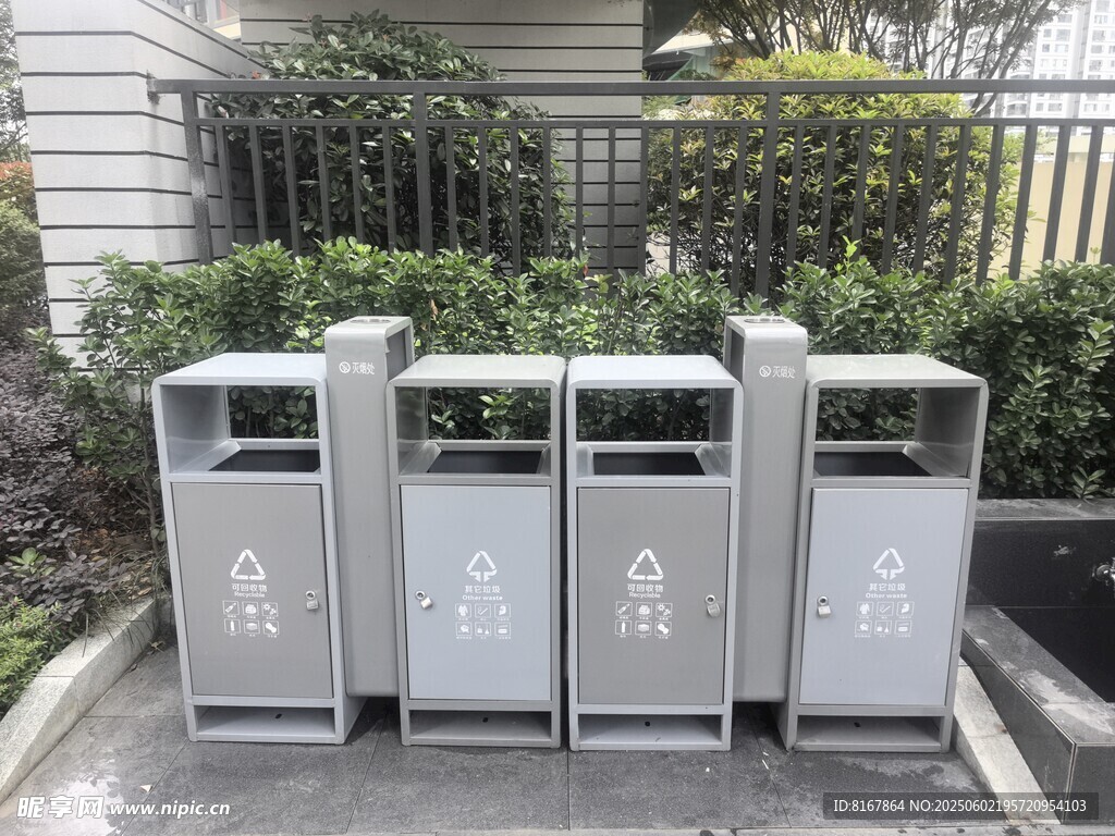 户外分类垃圾桶整齐排列