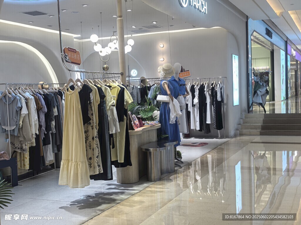 商场内的时尚服装陈列