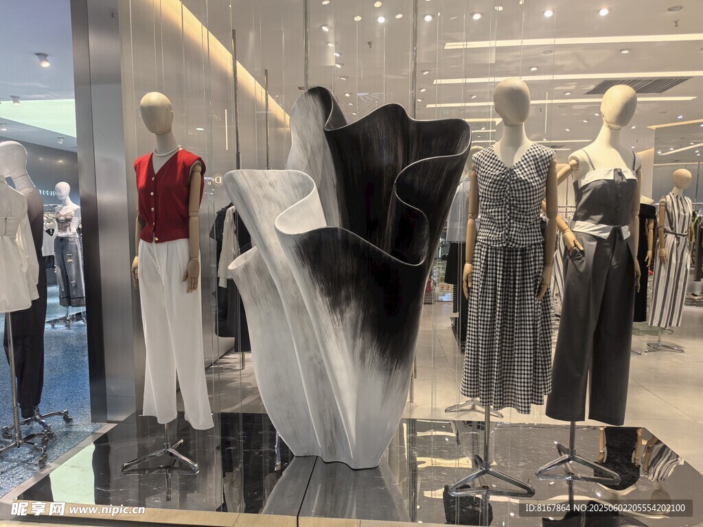 时尚女装橱窗陈列展示