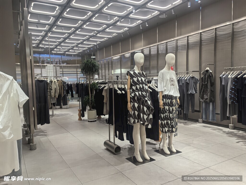 时尚服装店内部陈列展示