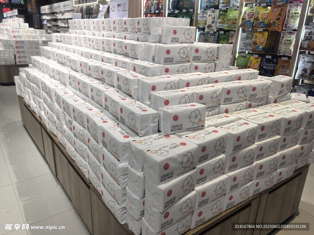 堆满商品的货架陈列场景