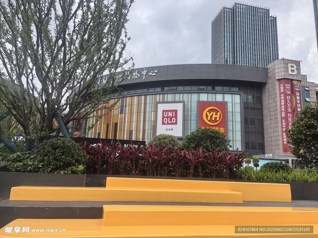 城市广场旁的特色建筑景观