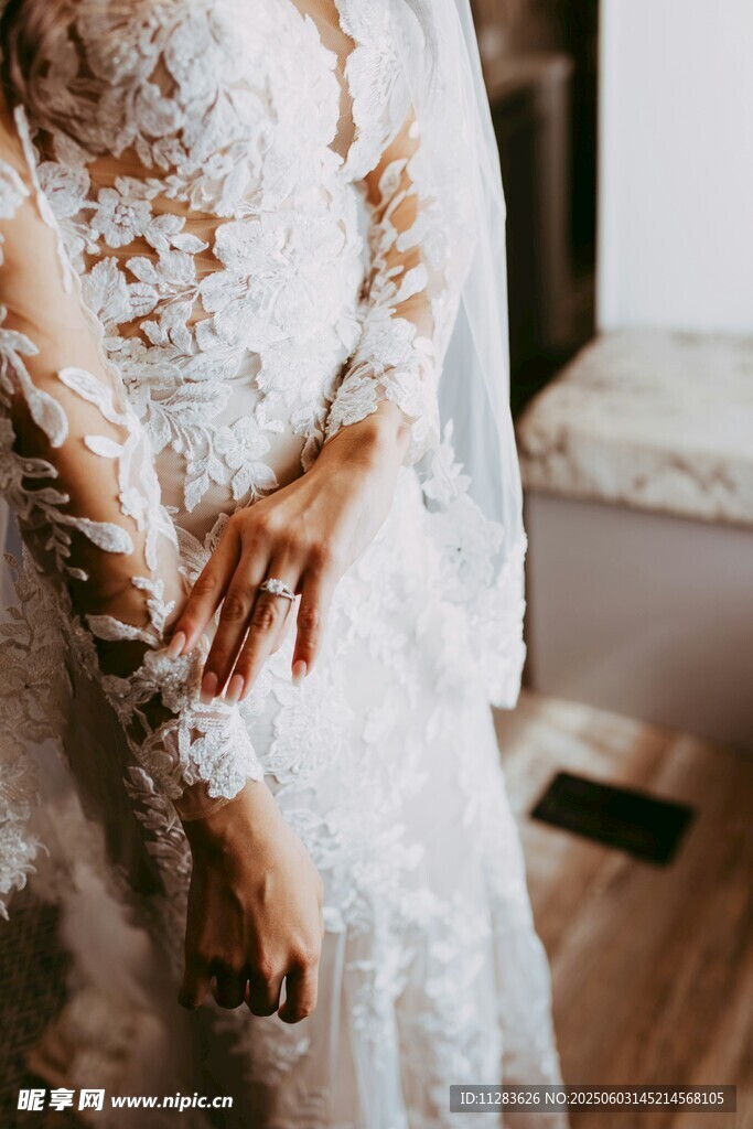 新娘白色蕾丝婚纱细节