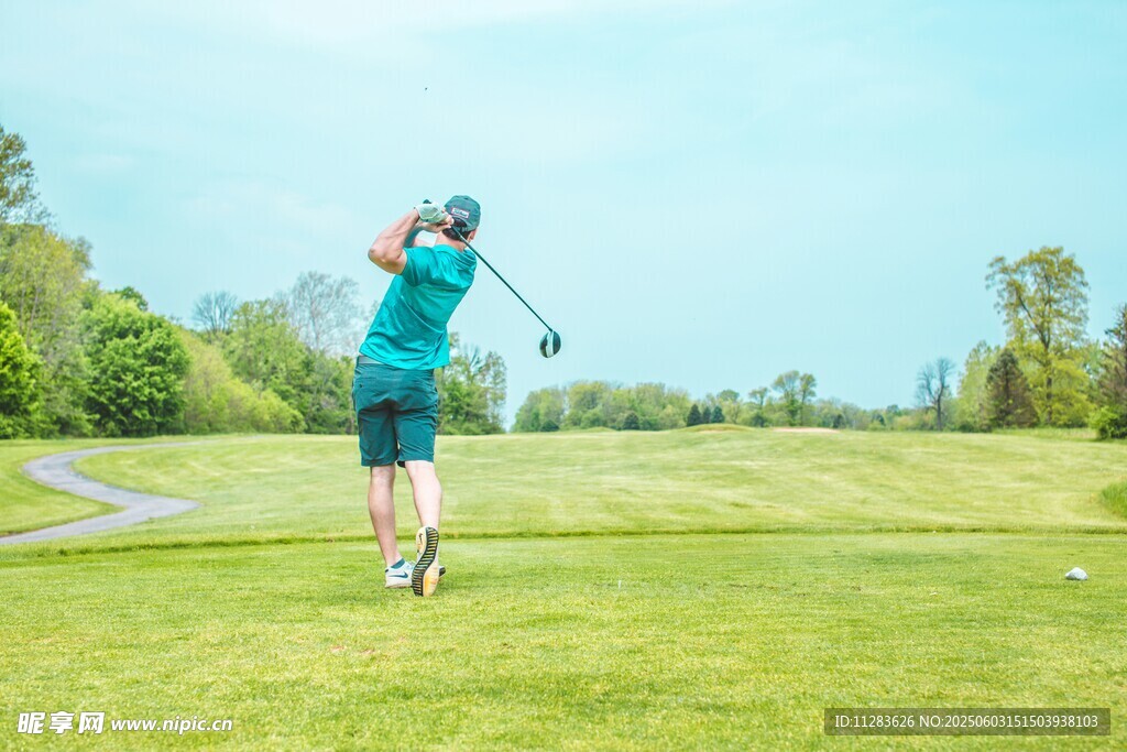 女子挥杆于绿意盎然高尔夫场