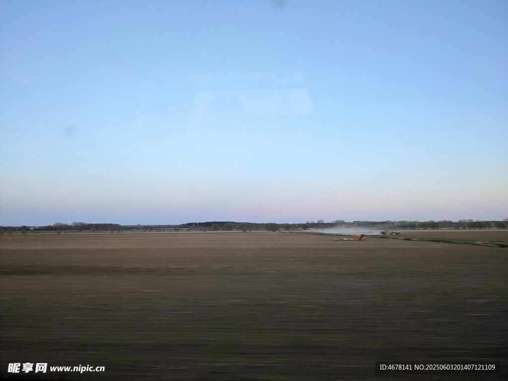 广阔田野蓝天景象