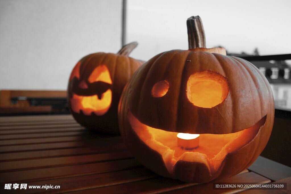 万圣节南瓜灯摆放在桌上