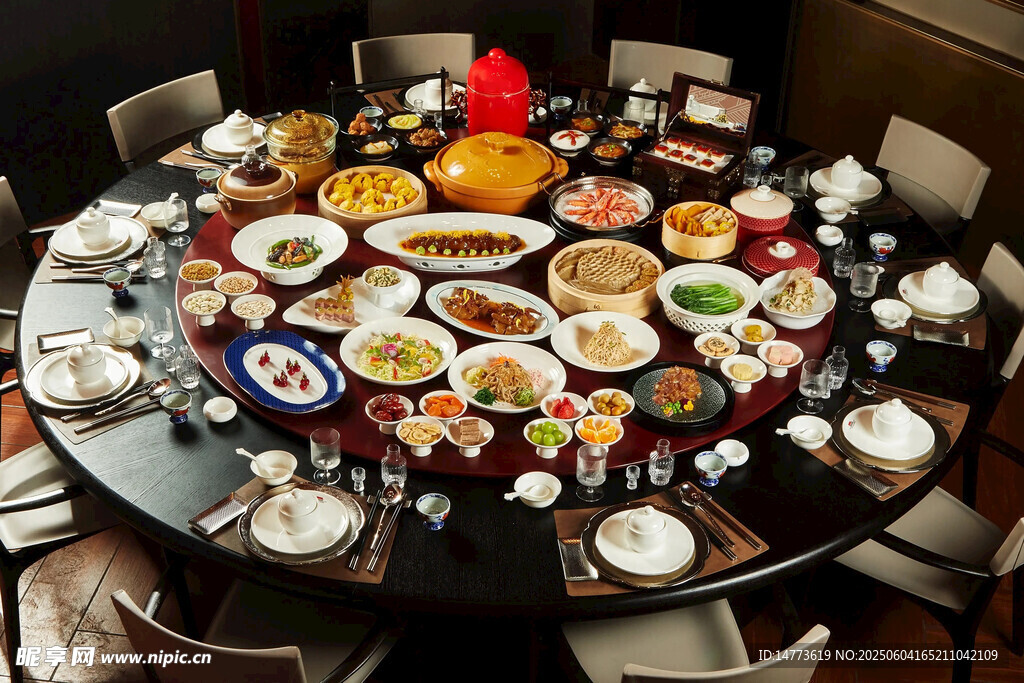 丰盛圆桌宴席美食齐聚
