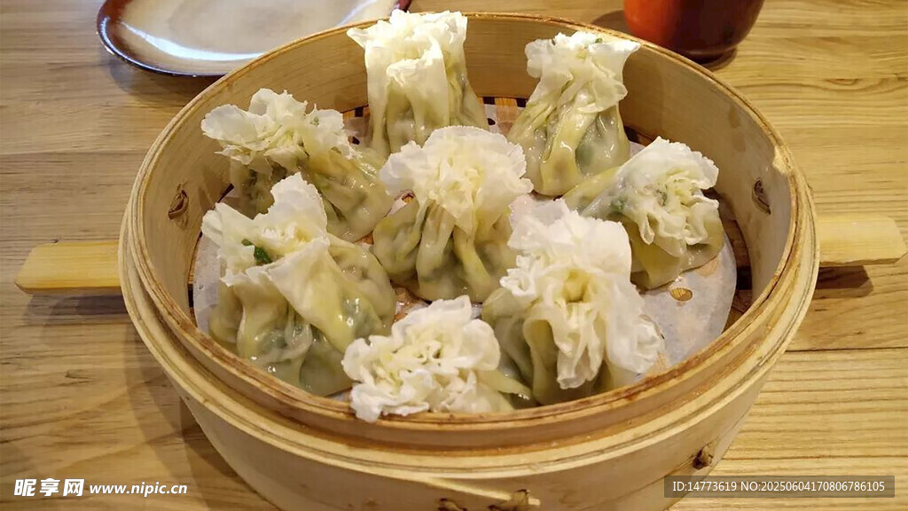 竹制蒸笼里的美味烧麦