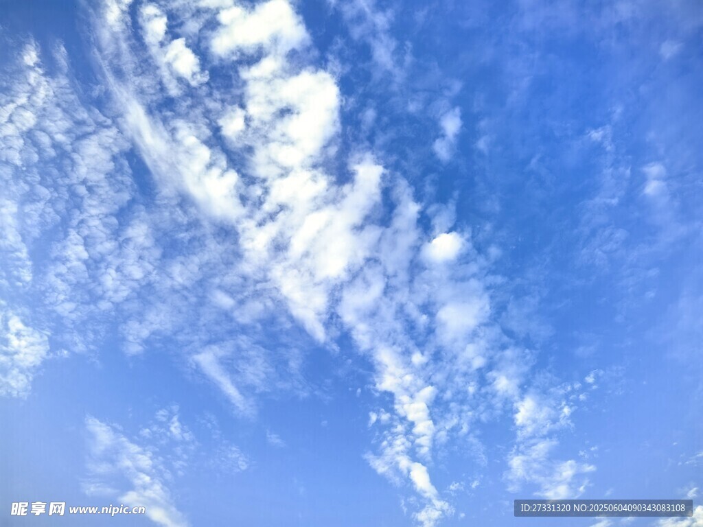 蓝天飘絮状白云