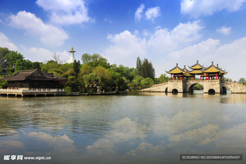 江南水乡湖畔古典建筑美景