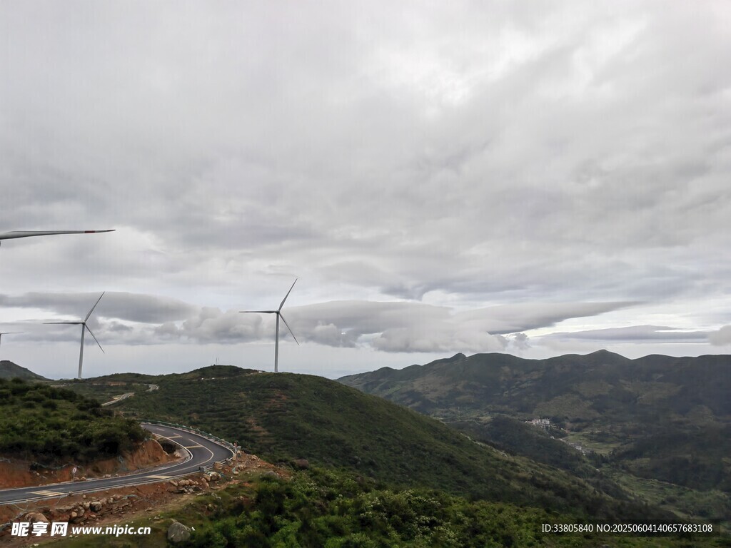 山间公路旁的风力发电机组