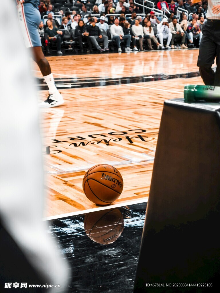 篮球赛场精彩瞬间