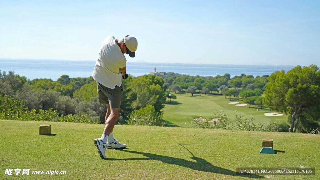 男子挥杆打高尔夫
