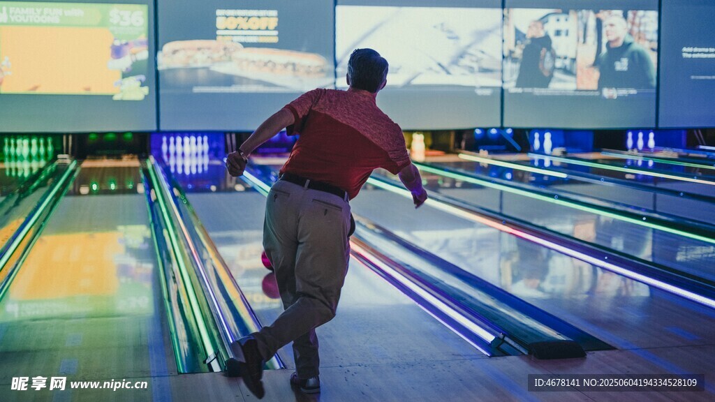 男子专注打保龄球瞬间