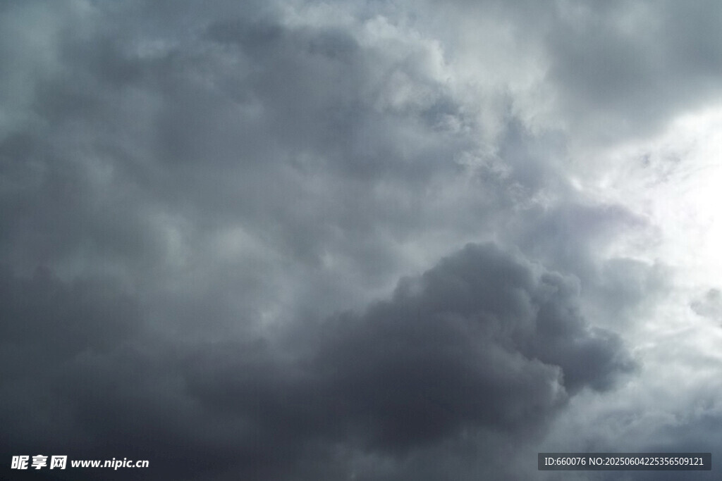 乌云密布的阴沉天空