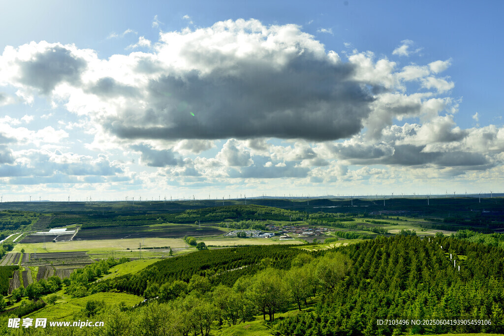 绿野蓝天间的壮阔自然景观