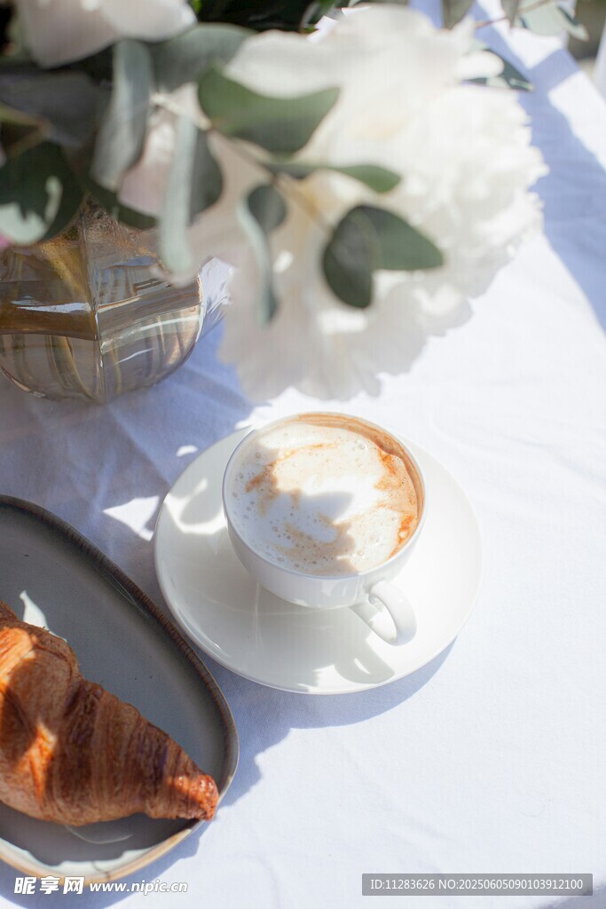 精致下午茶甜点与咖啡