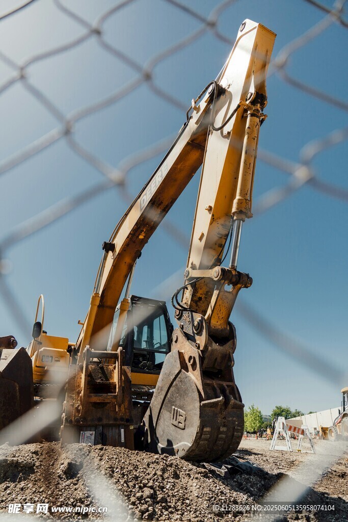 工地挖掘机作业场景