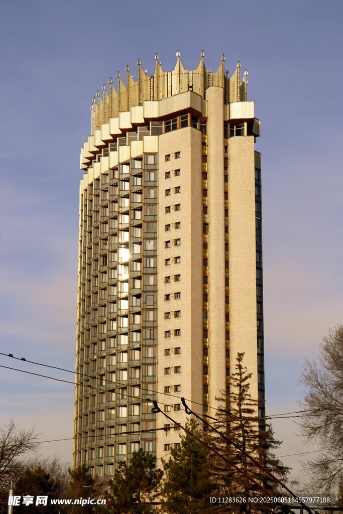 高耸入云的现代摩天大楼