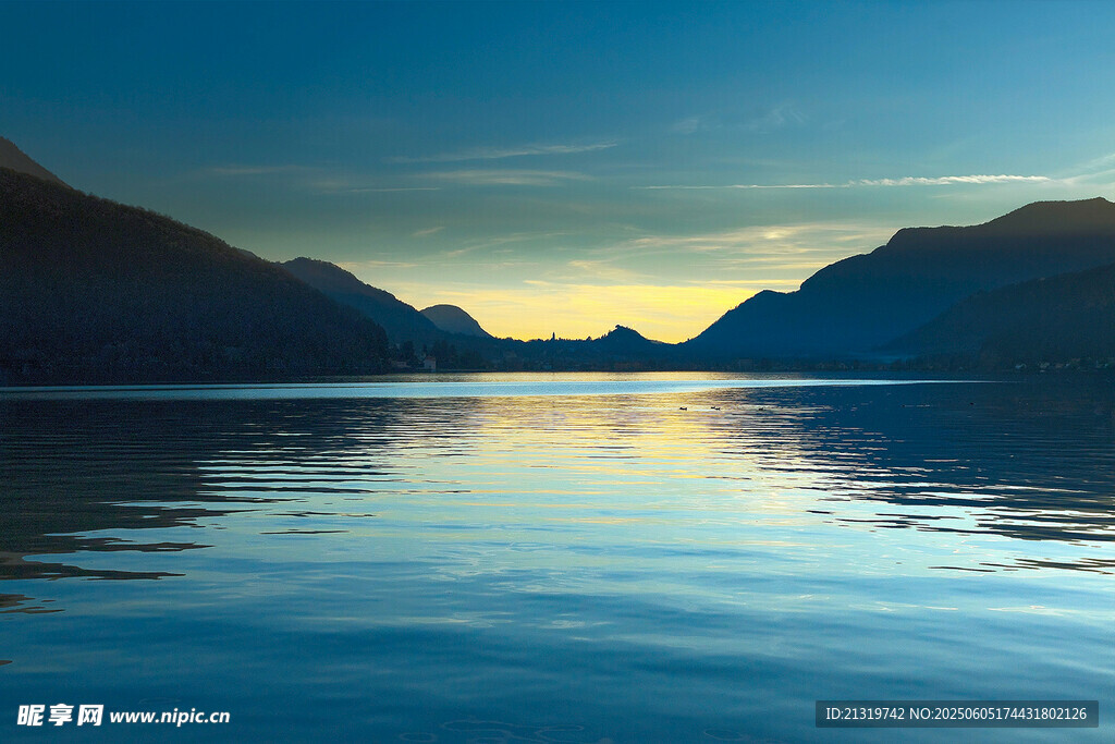 宁静湖景与远山的黄昏时刻