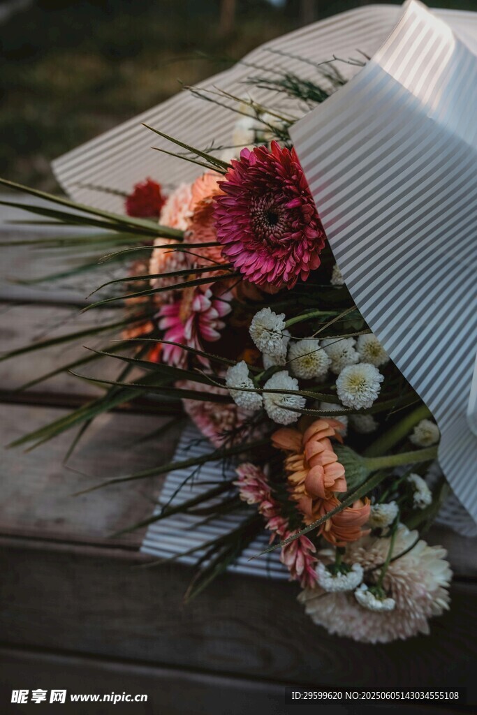 多彩鲜花与草帽的组合