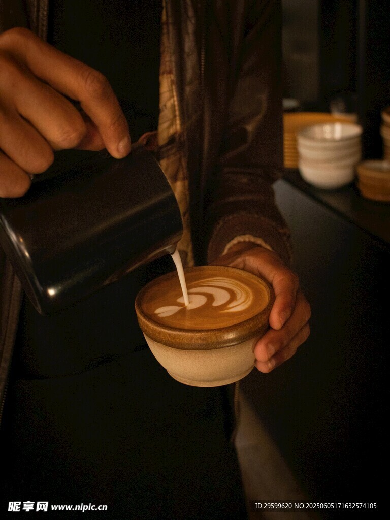 咖啡拉花制作瞬间