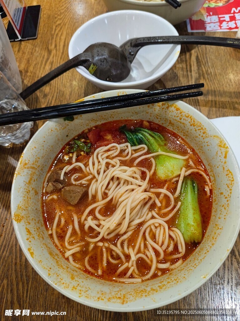 美味红油面条配青菜