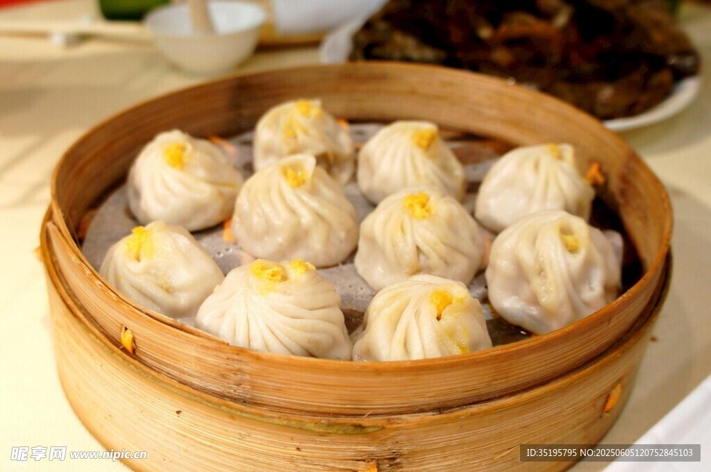 竹制蒸笼里的美味小笼包