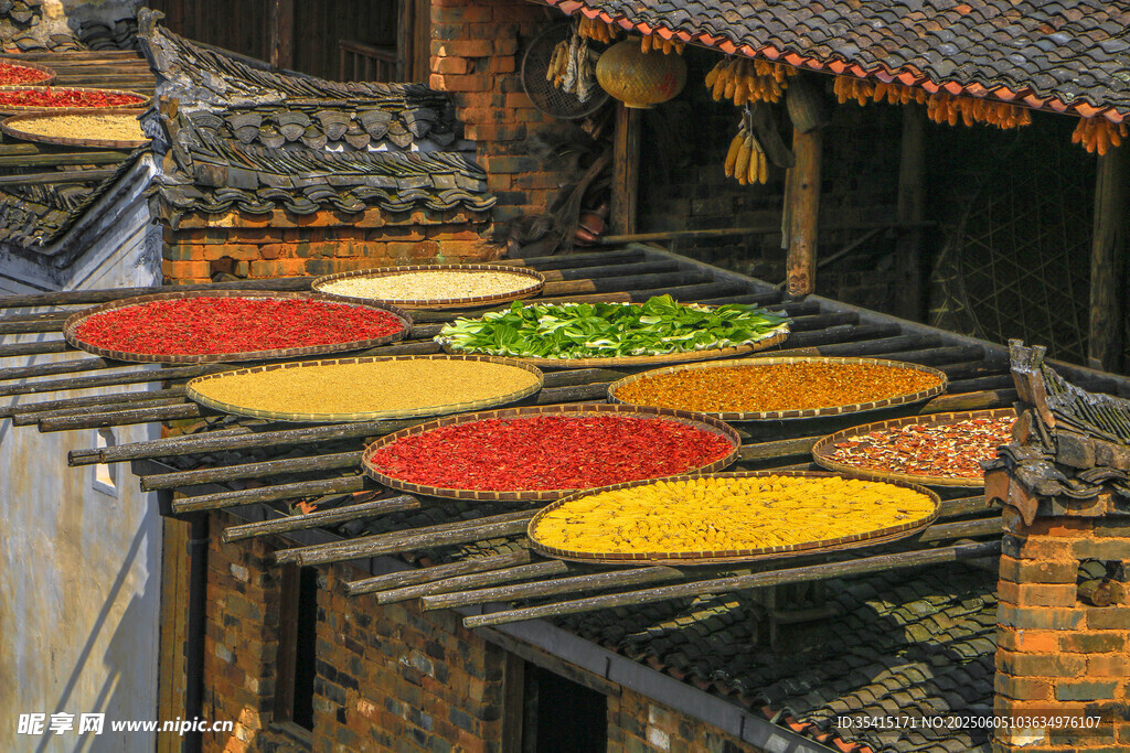 屋顶晾晒的多彩农作物