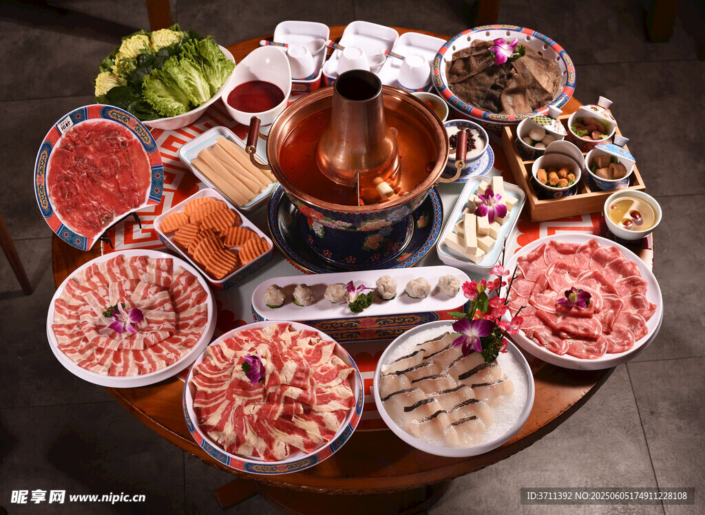 丰盛火锅食材摆满一桌