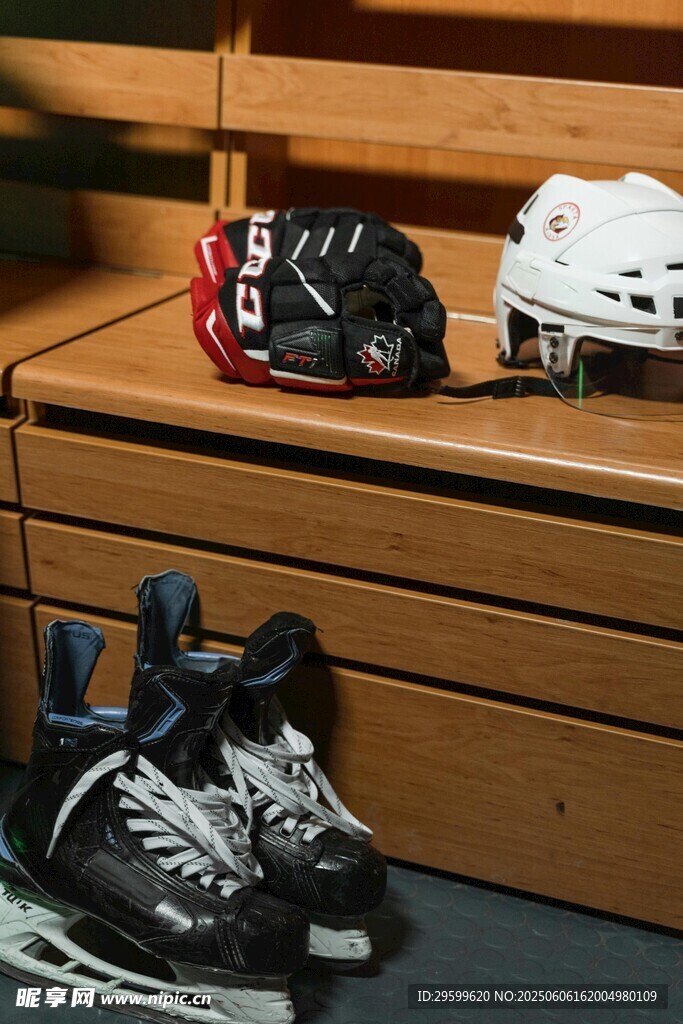 冰球装备摆放于木质长椅上