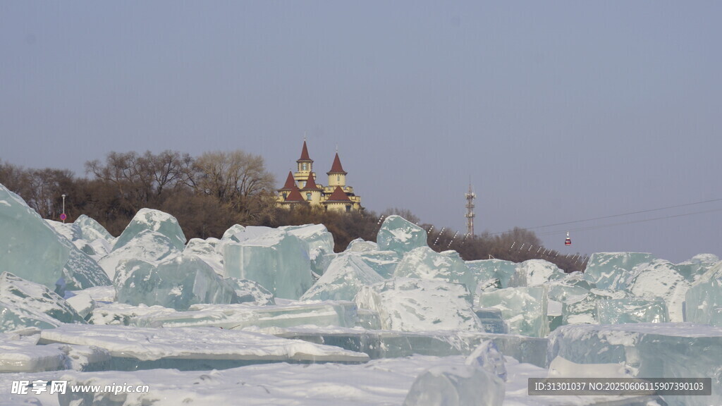 冰封景观中的金色建筑