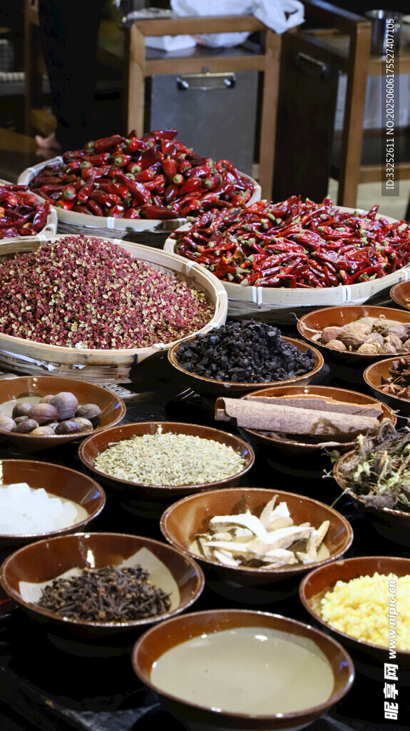 多样香料摆放在碗中展示