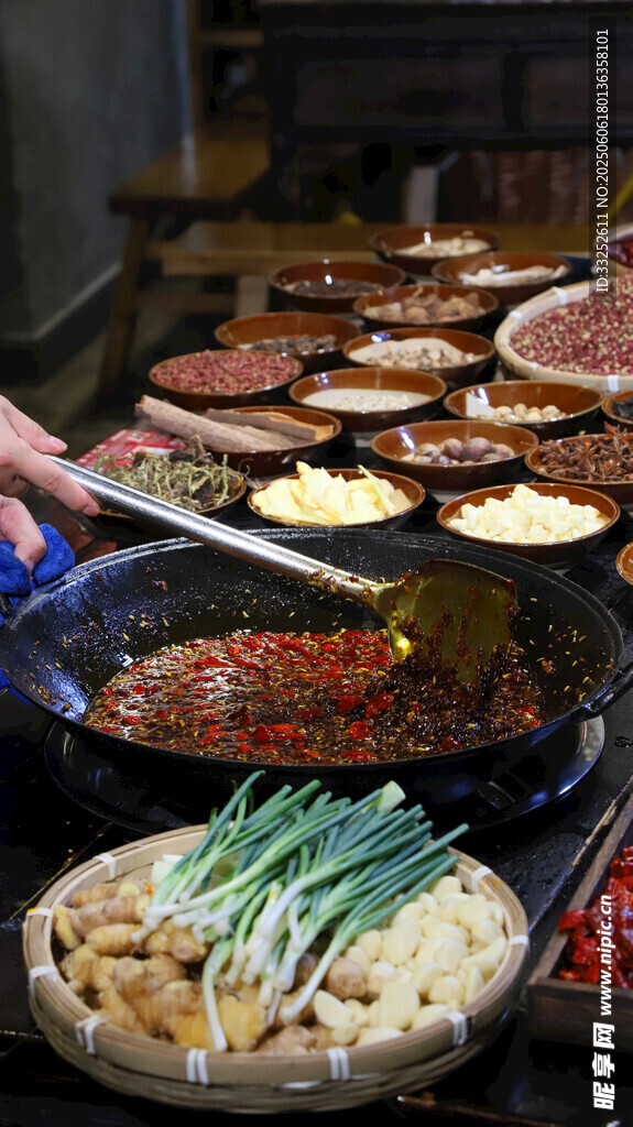 热闹火锅聚餐场景