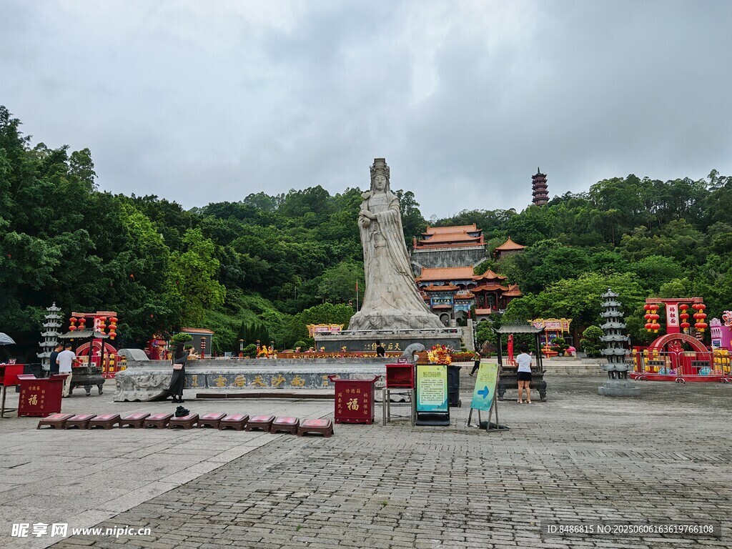 广场中的大型观音雕像