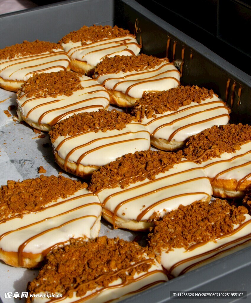 美味夹心糕点整齐排列