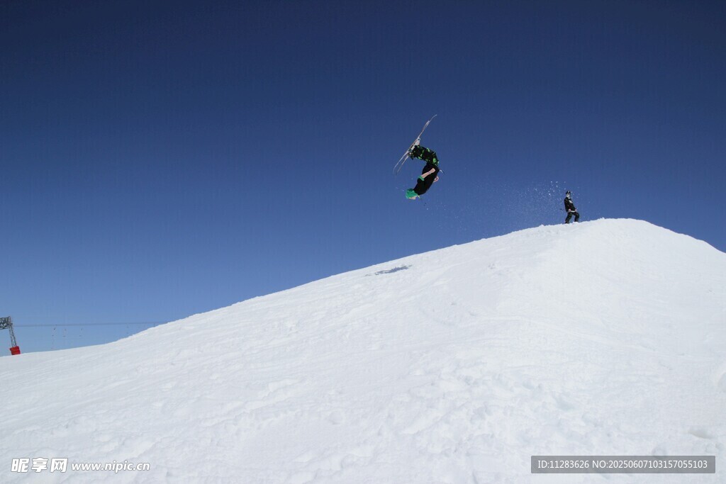 滑雪者空中精彩一跃