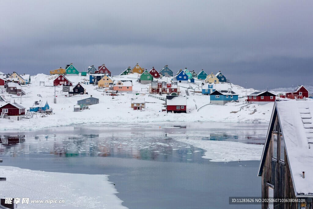 雪地上多彩帐篷景观