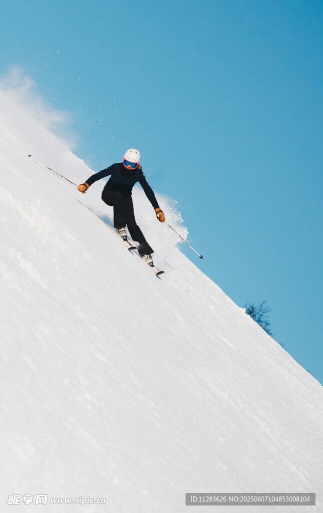 滑雪者在雪坡上飞驰