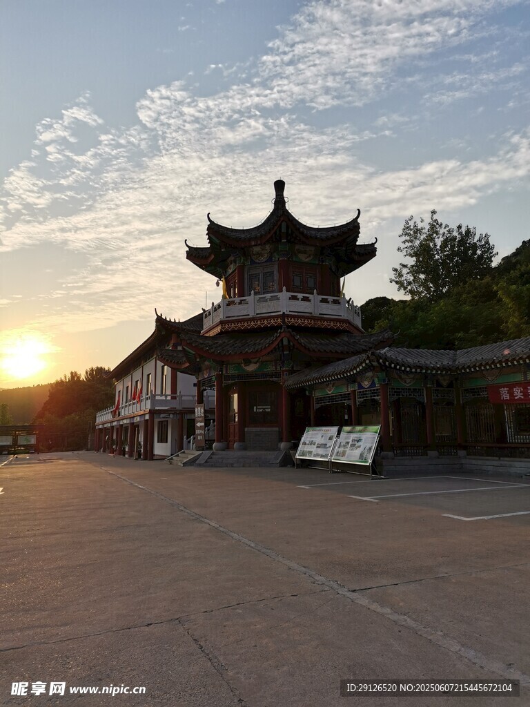 夕阳下的中式古建筑景观