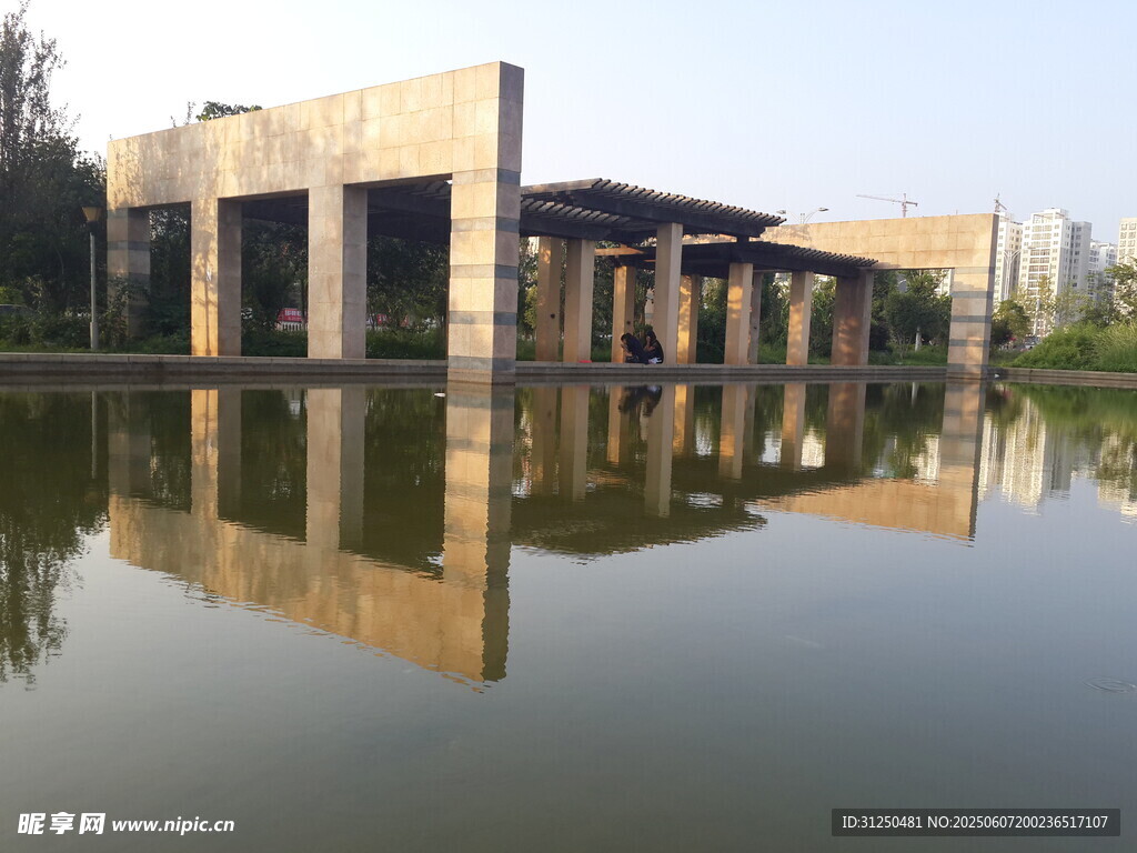 湖畔建筑倒影美景