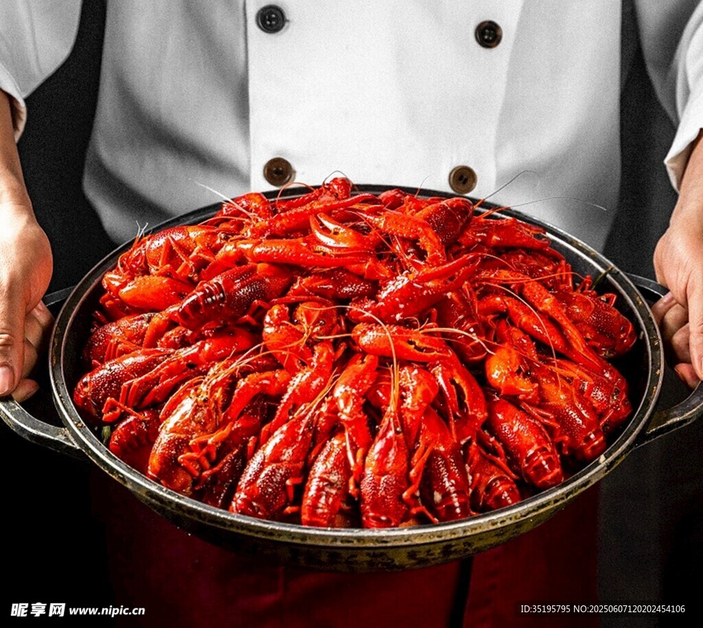 大厨端出满满一盆小龙虾