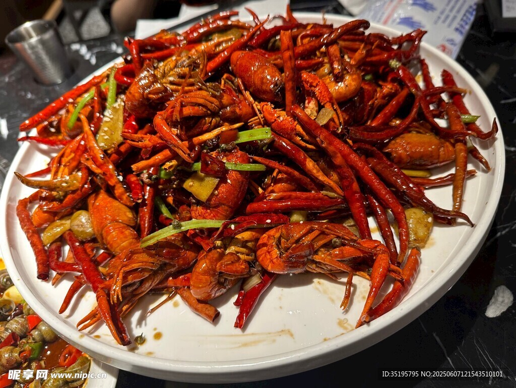 一盘火辣诱人的炒虾