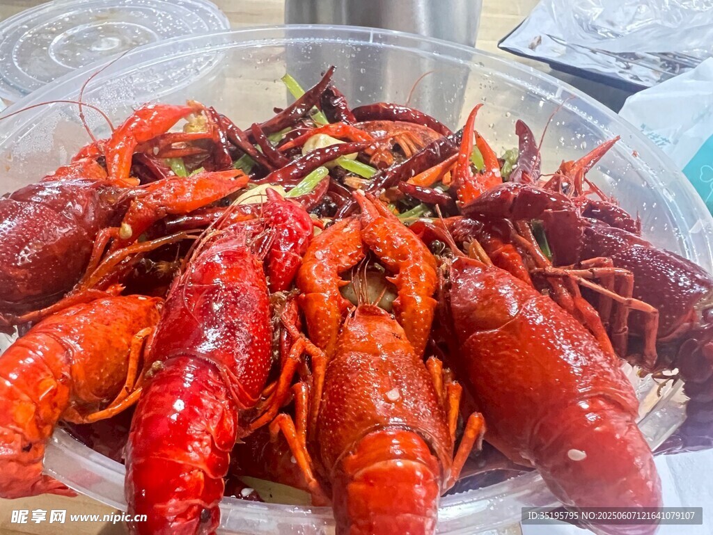 美味小龙虾诱人上桌