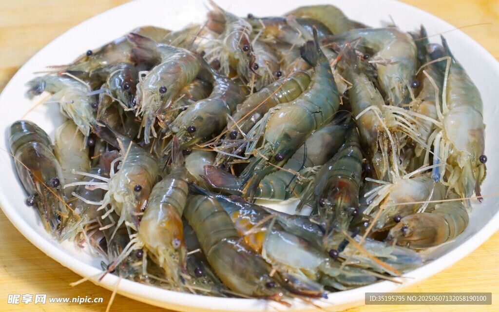 盘中鲜活的小龙虾