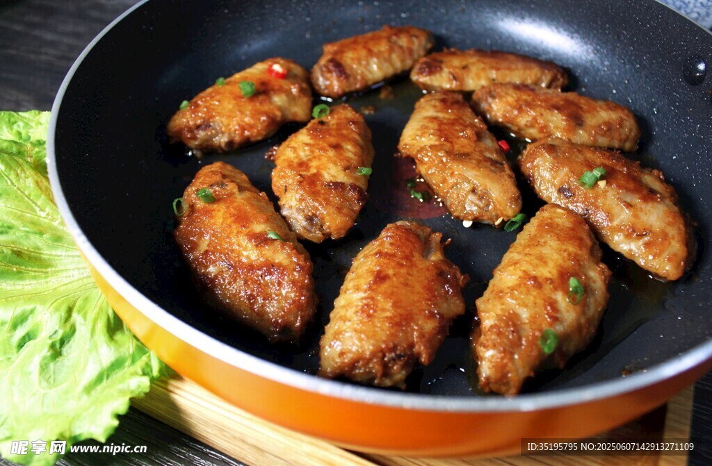 煎锅中的美味鸡肉丸子